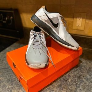 NIKE AIR MAVIN LOW SHOE